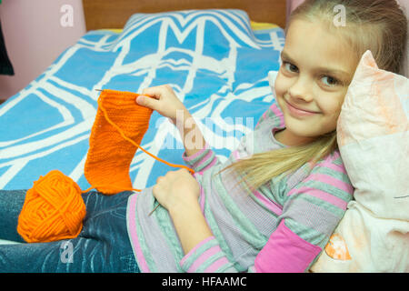 Ragazza sorridente che mostra associato sciarpa Foto Stock