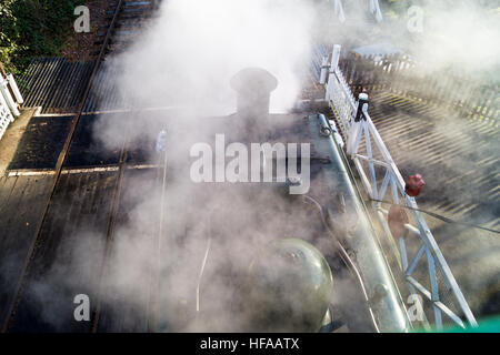 GWR 6430 bauletto locomotiva del serbatoio in corrispondenza di un passaggio a livello, North Weald stazione, Epping Ongar ferroviarie, Essex, Inghilterra Foto Stock