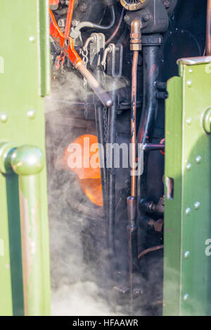 Focolare incandescente sul pavimento del GWR 6430 bauletto locomotiva del serbatoio, 1932, Nord Stazione Weald, Epping Ongar Railway Essex, Inghilterra Foto Stock