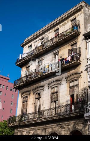 Vecchio edificio di San Lazaro, con balconi e lavaggio appesi ad asciugare La Havana, Cuba. Foto Stock