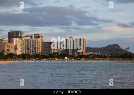 Una vista degli hotel di Waikiki dall'Ala Moana Beach Park a Honolulu. Foto Stock