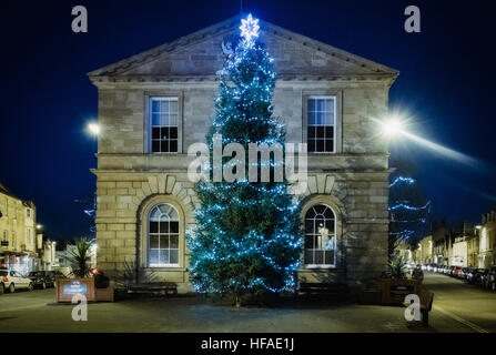 Immagine a colori di Woodstock Town Hall di notte con l'accensione di un albero di Natale di fronte ad esso. Foto Stock