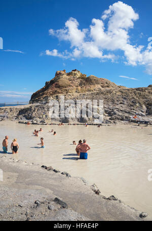 Bagnanti godendo i benefici terapeutici del fango vulcanico nella primavera calda piscina, isola di Vulcano, Isole Eolie, in Sicilia, Foto Stock