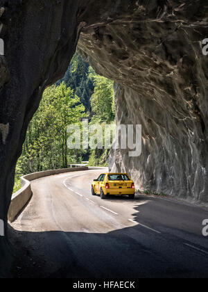 1995 Lancia Delta Hf Integrale la guida su strade nelle Alpi francesi Foto Stock