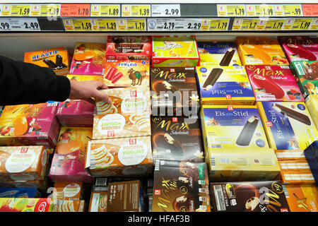 Ice imballaggi pop in un congelatore di Kaufland supermarket Foto Stock