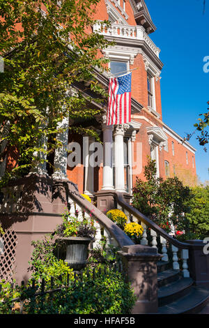 USA la Georgia Savannah tipica casa coloniale con pilastri di ingresso di Kehoe House una locanda storica hotel ostello casa di imbarco Foto Stock