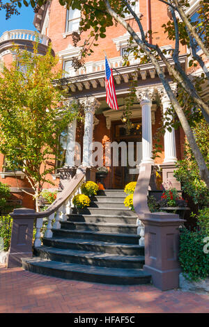 USA la Georgia Savannah tipica casa coloniale con pilastri di ingresso di Kehoe House una locanda storica hotel ostello casa di imbarco Foto Stock