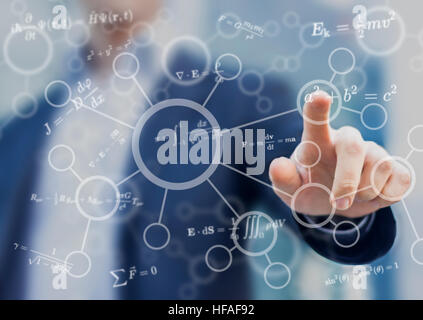Studente o insegnante toccando matematici e scientifici i concetti, i simboli e le equazioni su uno schermo virtuale interface Foto Stock