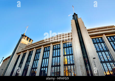 Londra, Inghilterra, Regno Unito. Ex imbonitori Dept Store, Kensington High Street (Art Deco, 1938 - arch: Bernard George) facciata Art Deco Foto Stock