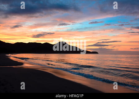 Orange tranquillo il Cielo di tramonto sull'Oceano Pacifico, Costa Rica Foto Stock