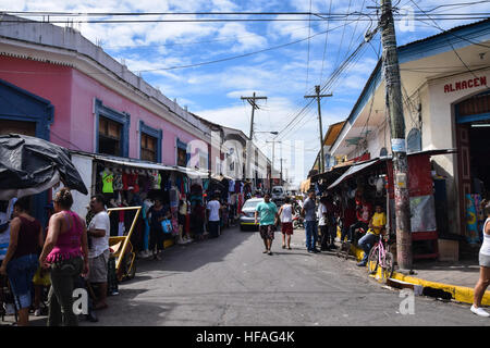 Strada trafficata scena in Granada, Nicaragua Foto Stock