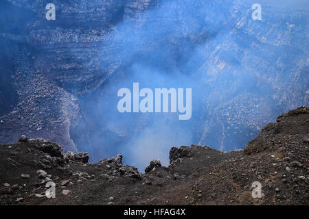 Esaminando il Santiago attivo cratere vulcanico a Masaya, Nicaragua con gas emesso continuamente e la lava può essere visto Foto Stock