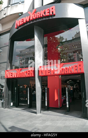 Un ramo del NewYorker fashion shop ad Anversa, in Belgio. Foto Stock