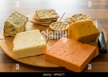Assortimento di formaggi su un tondo in legno scheda di formaggio. Foto Stock