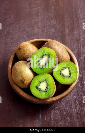 I Kiwi su sfondo di legno vicino fino Foto Stock