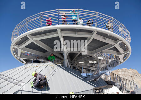 COURMAYEUR, - Luglio 29, 2016: persone non identificate come scattare una foto sulla terrazza panoramica di Punta Helbronner di nuovo SKYWAY Mont Blanc Foto Stock