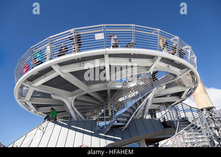 COURMAYEUR, - Luglio 29, 2016: persone non identificate come scattare una foto sulla terrazza panoramica di Punta Helbronner di nuovo SKYWAY Mont Blanc Foto Stock