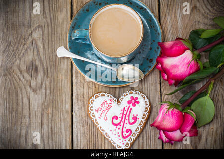La prima colazione per il compleanno di caffè con latte e pan di zenzero wi Foto Stock