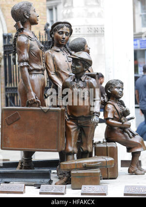 Frank Meisler la scultura in bronzo Kindertransport - All'arrivo. Dalla stazione di Liverpool Street, Londra, Regno Unito Foto Stock