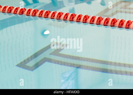 Linee di corsia e marcatori sono visti in una piscina coperta. Foto Stock