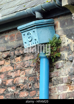 Un vecchio ghisa acqua piovana tramoggia decorata con una croce in un cerchio e dipinto di blu. King's Lynn, Norfolk. Regno Unito. Foto Stock