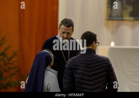 Riga, Lettonia. 28 dicembre, 2016. Alain de Raemy (al centro), il vescovo della diocesi Cattolica Romana di Saint-Die in Francia, parla con una suora e un sacerdote precedendo la preghiera della sera. 15.000 pellegrini provenienti da Europa e al di là di assemblati nella Riga in Lettonia per l annuale incontro europeo dei giovani della comunità di Taizé themed 'un pellegrinaggio di fiducia sulla terra ". La comunità di Taizé è un cristiano interconfessionale ordine monastico dalla Francia. © Michael Debets/Pacific Press/Alamy Live News Foto Stock