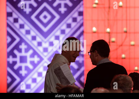 Riga, Lettonia. 28 dicembre, 2016. Frère Alois (sinistra), il priore della comunità di Taizé, colloqui con Alain de Raemy (a destra), il vescovo della diocesi Cattolica Romana di Saint-Die in Francia, precedendo la preghiera della sera. 15.000 pellegrini provenienti da Europa e al di là di assemblati nella Riga in Lettonia per l annuale incontro europeo dei giovani della comunità di Taizé themed 'un pellegrinaggio di fiducia sulla terra ". La comunità di Taizé è un cristiano interconfessionale ordine monastico dalla Francia. © Michael Debets/Pacific Press/Alamy Live News Foto Stock