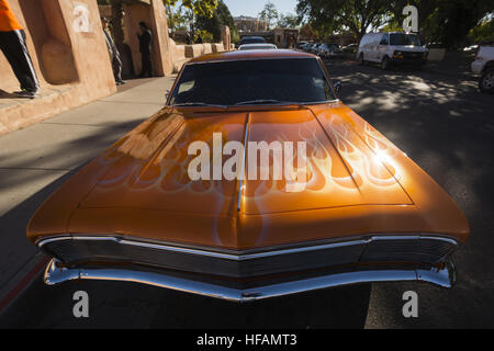 New Mexico di Albuquerque, Città Vecchia, scena di strada con auto lowrider Foto Stock