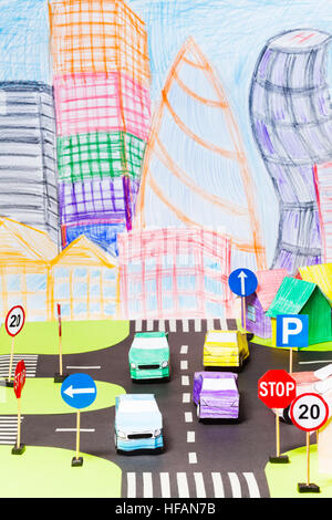 Il traffico su strada presso la città dei balocchi con segni e automobili Foto Stock