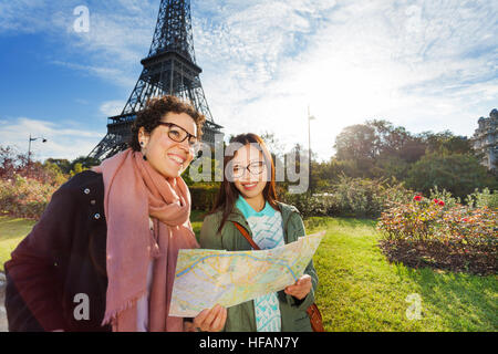 Due amici felice visita Parigi con mappa Foto Stock