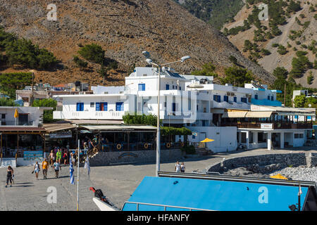 Agia Roumeli village, Chania regione di Creta. Agia Roumeli è accessibile solo a piedi o via mare (traghetto). Foto Stock