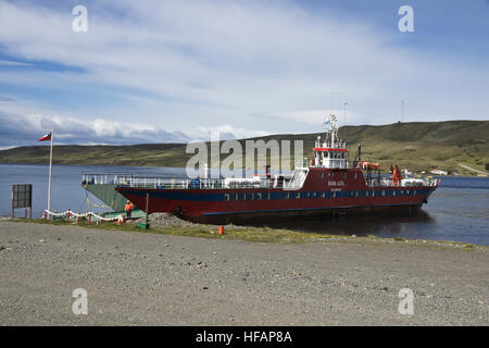 "Bahia Azul' traghetto da Rio Verde attraverso Fitz Roy canale Riesco a isola coal mining project, Patagonia, Cile Foto Stock