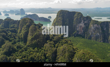 Vista aerea del calcare belle formazioni rocciose nel mare, Thailandia Foto Stock
