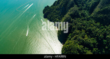 Vista aerea del calcare belle formazioni rocciose nel mare, Thailandia Foto Stock