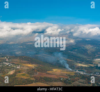 Paesaggio autunnale con vista aerea sulla periferia di Partenit resort nella penisola della Crimea Foto Stock