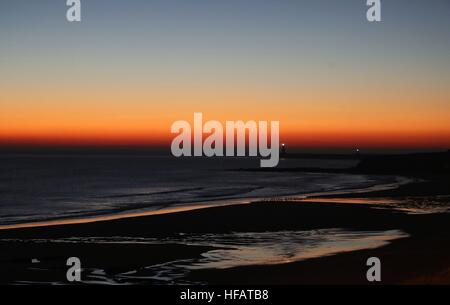 Spiaggia di Tynemouth un'ora prima dell'alba, in corrispondenza di un tempo noto come il Blu ora. Foto Stock