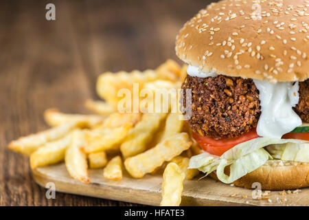 Fresche fatte Falafel Burger (close-up shot; messa a fuoco selettiva) su sfondo di legno Foto Stock