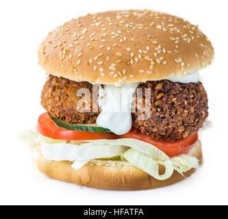 Falafel Burger isolati su sfondo bianco (close-up shot; messa a fuoco selettiva) Foto Stock