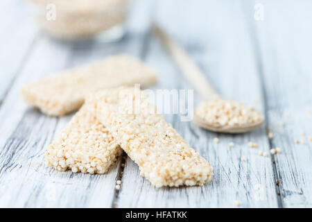 Alcuni fatti fresca di Quinoa Bar su sfondo vintage (close-up shot) Foto Stock