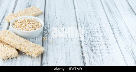 Alcuni fatti fresca di Quinoa Bar su sfondo vintage (close-up shot) Foto Stock