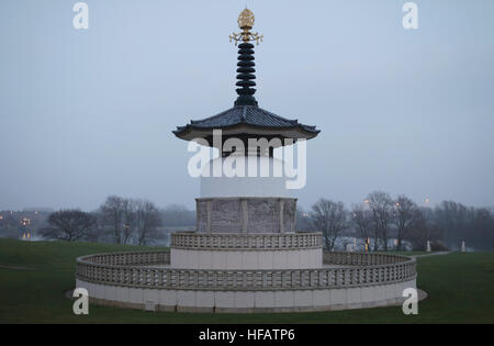 La Pagoda della Pace a nord del Lago Willen in Milton Keynes, come la città celebra il suo cinquantesimo anniversario nel 2017. Foto Stock