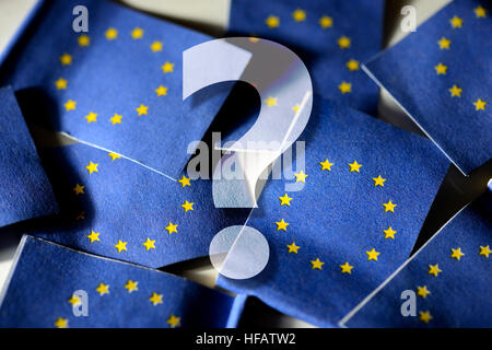 Punto di domanda nella parte anteriore delle bandiere della Unione Europea Foto Stock