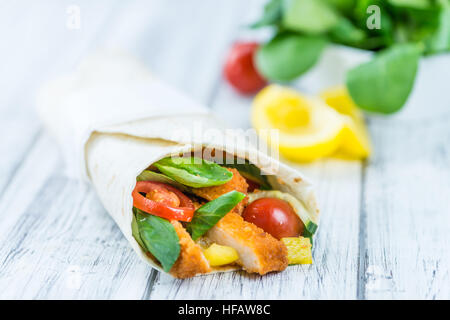 Wrap di pollo (dettagliate di close-up shot; messa a fuoco selettiva) su sfondo di legno Foto Stock