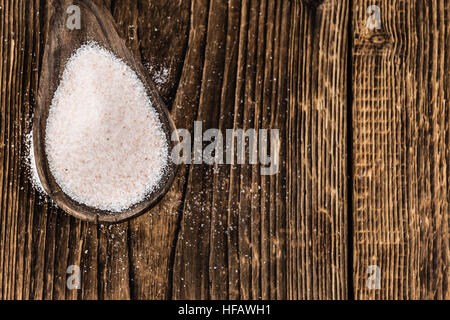 Sale Himalayano come dettagliato alta close-up shot su un vintage tavolo in legno (messa a fuoco selettiva) Foto Stock