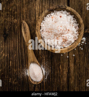 Rosa Sale Himalayano su legno rustico sfondo (close-up shot) Foto Stock