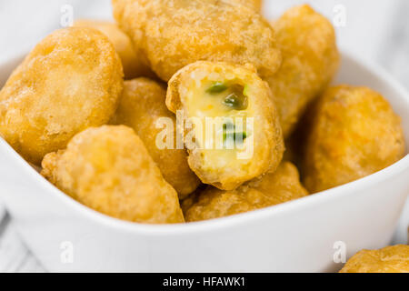 Porzione di peperoncino in casa pepite di formaggio su sfondo di legno (messa a fuoco selettiva; close-up shot) Foto Stock