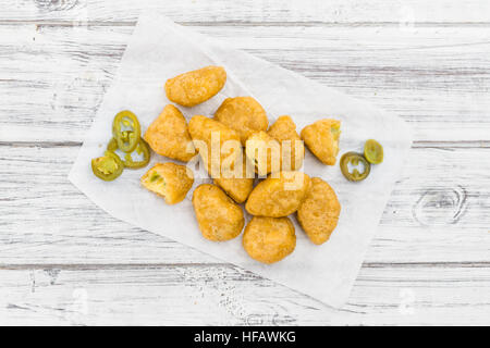 Porzione di peperoncino in casa pepite di formaggio su sfondo di legno (messa a fuoco selettiva; close-up shot) Foto Stock