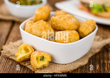 Porzione di peperoncino in casa pepite di formaggio su sfondo di legno (messa a fuoco selettiva; close-up shot) Foto Stock