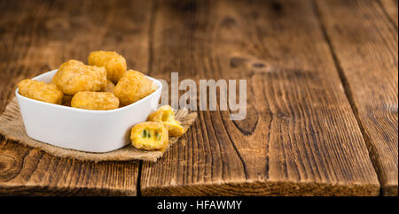 Porzione di peperoncino in casa pepite di formaggio su sfondo di legno (messa a fuoco selettiva; close-up shot) Foto Stock