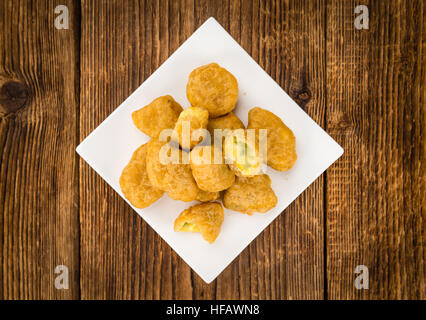 Porzione di peperoncino in casa pepite di formaggio su sfondo di legno (messa a fuoco selettiva; close-up shot) Foto Stock